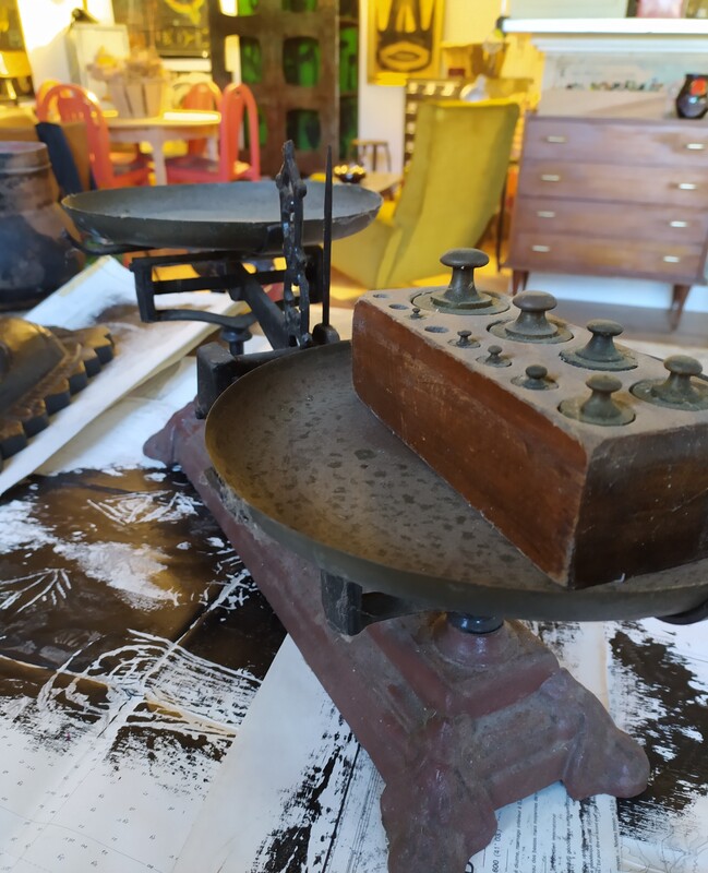 Enamelled cast iron scale