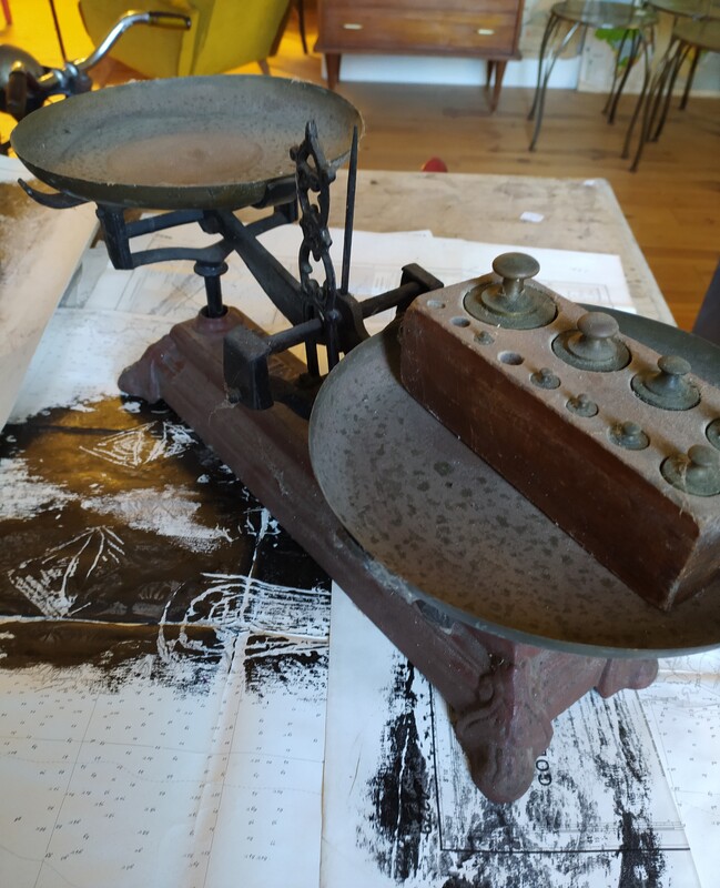 Enamelled cast iron scale