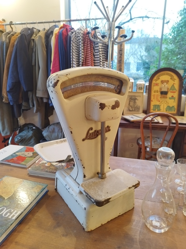 Lutrana enamelled grocer's scale