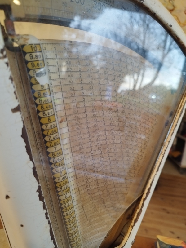 Lutrana enamelled grocer's scale