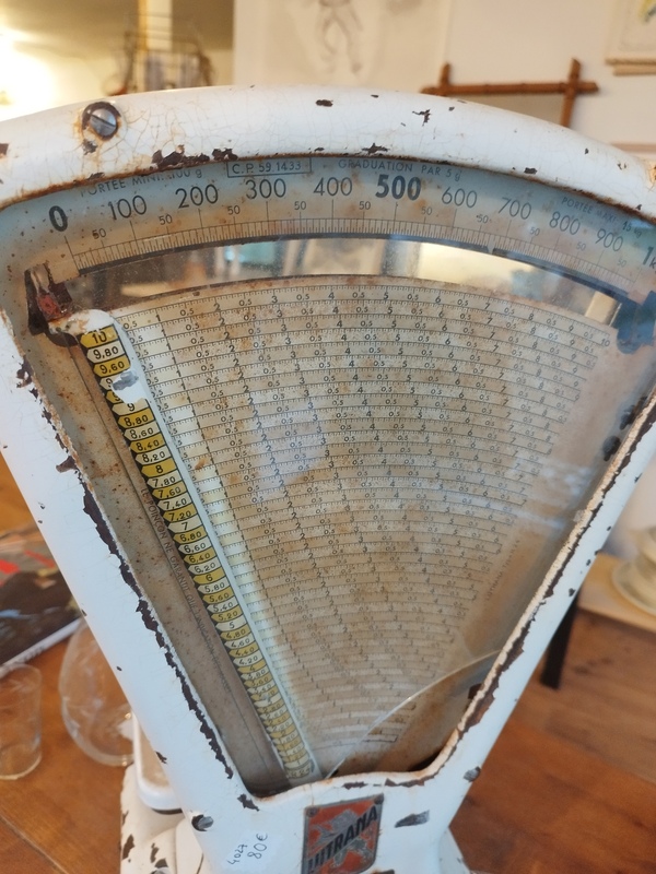 Lutrana enamelled grocer's scale