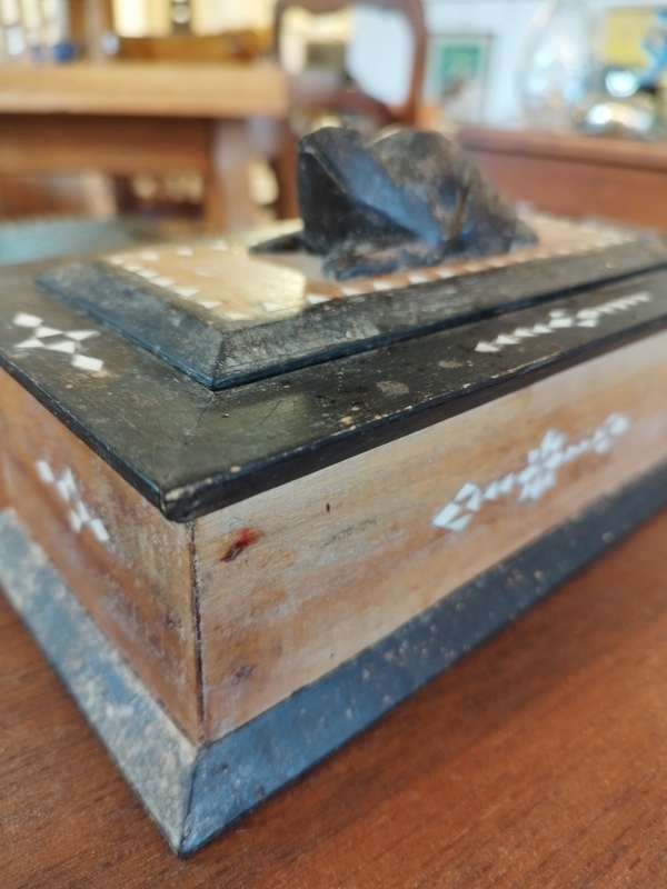 Wooden and mother-of-pearl box 