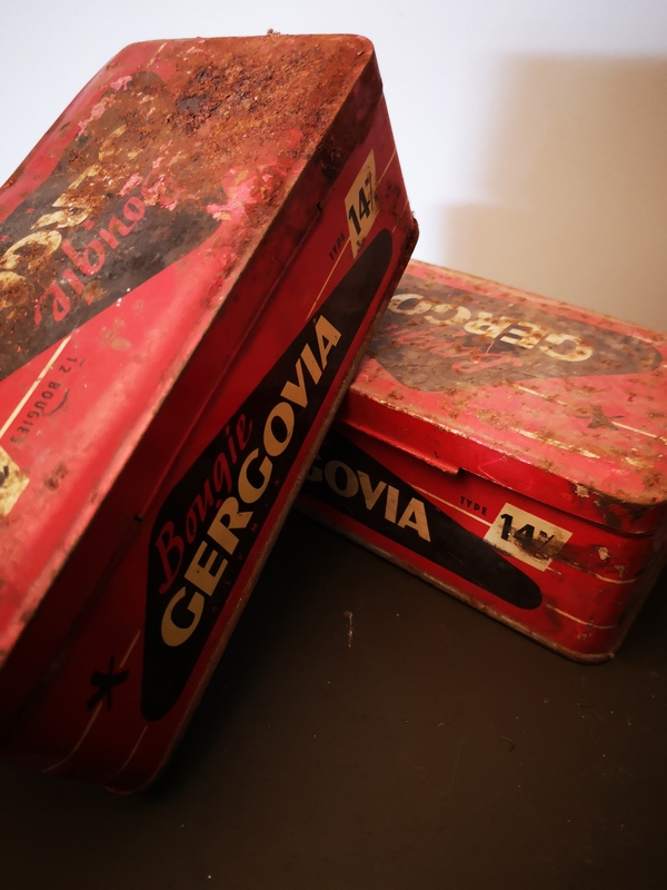 Sheet metal advertising boxes