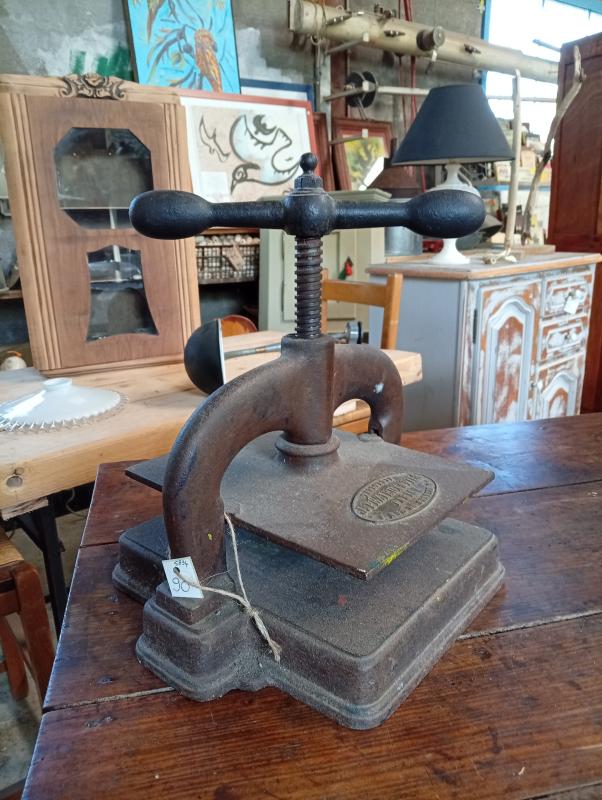 Bordeaux notary press 
