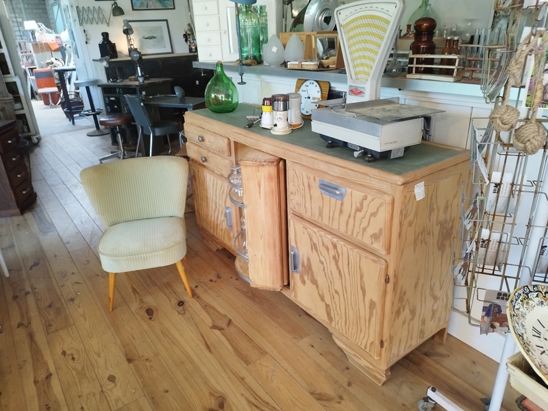 Mado 50s buffet with rotating bar