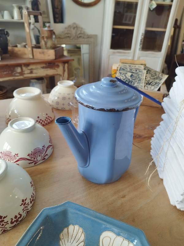 Enameled coffee pot 