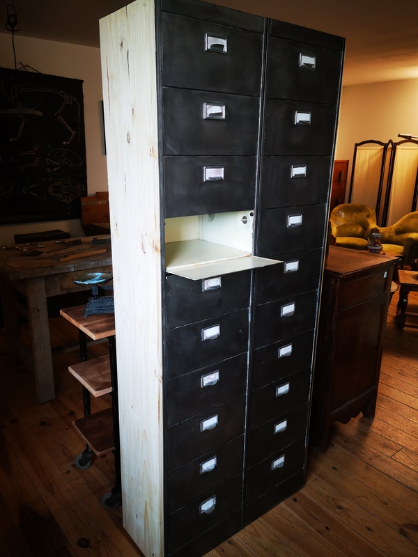 Metal locker with 20 flaps