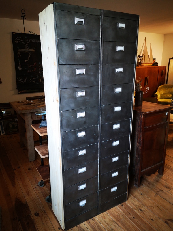 Metal locker with 20 flaps