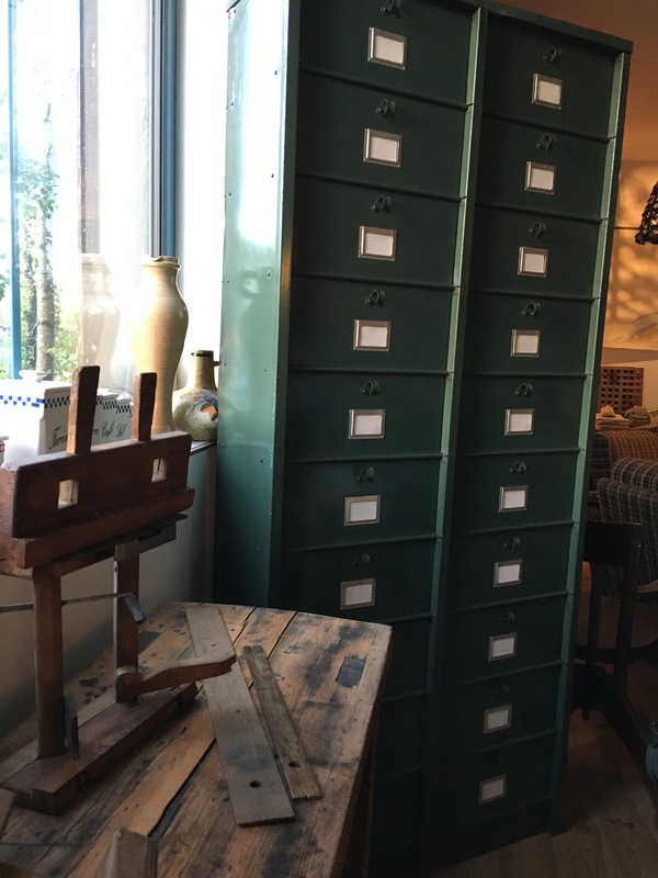 Twenty valve metal columns