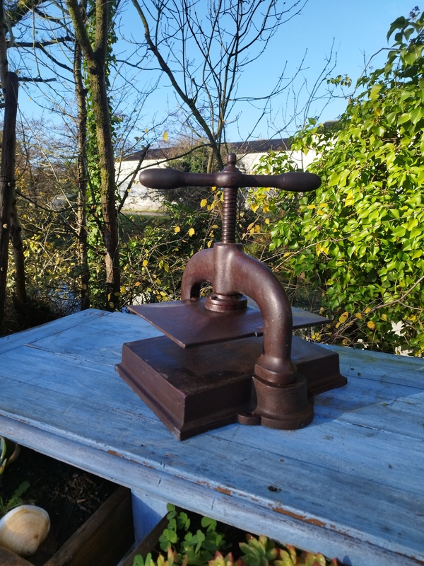 Cast iron notary press