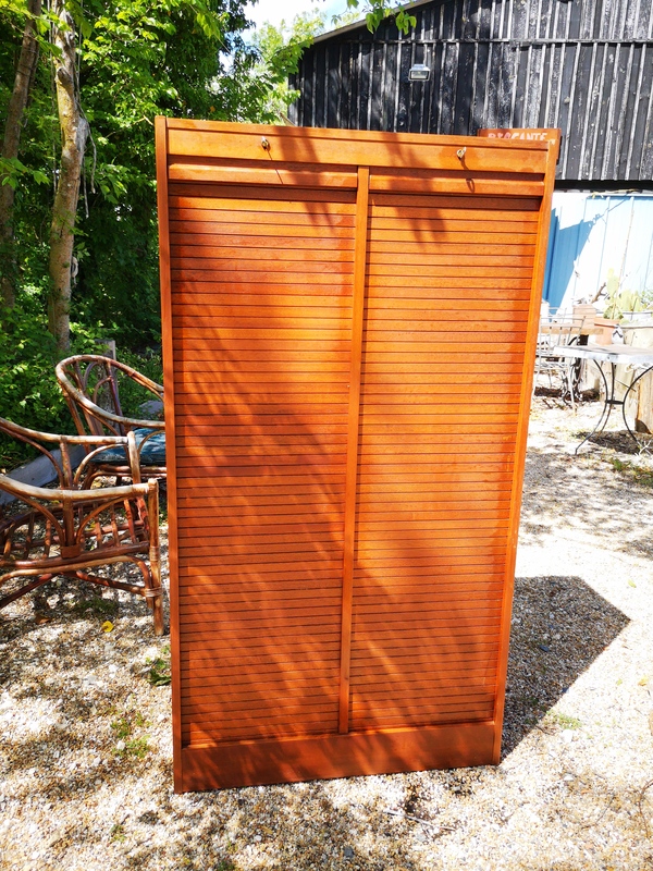Double curtain filing cabinet