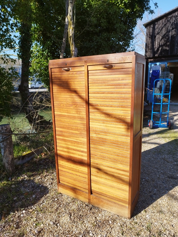 Double curtain filing cabinet 