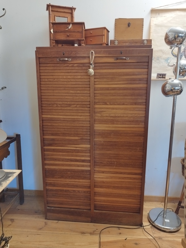 Double curtain filing cabinet 