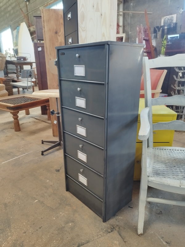 Industrial filing cabinet with 5 flaps 