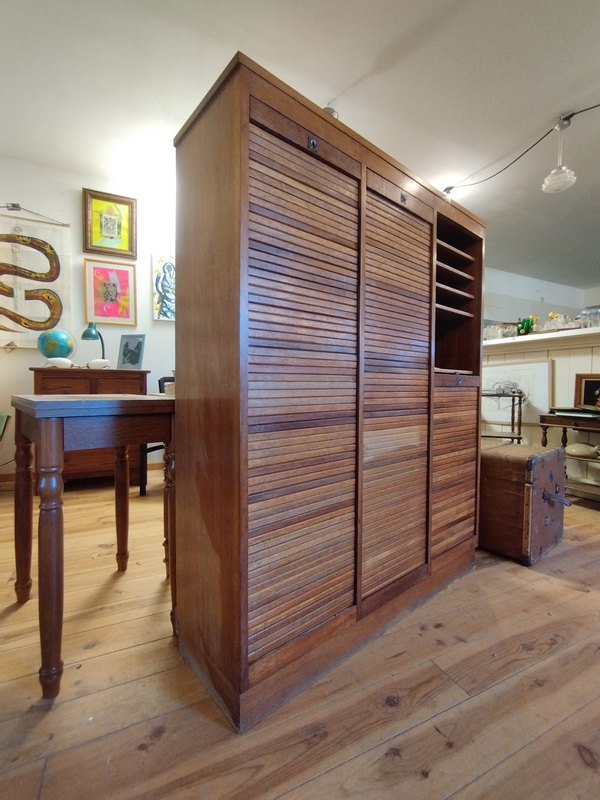 Three-curtain filing cabinet