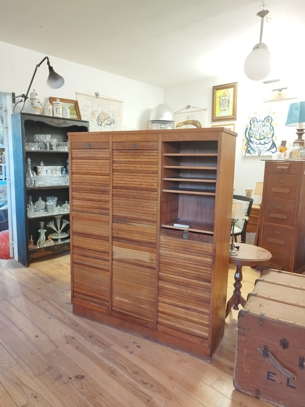 Three-curtain filing cabinet