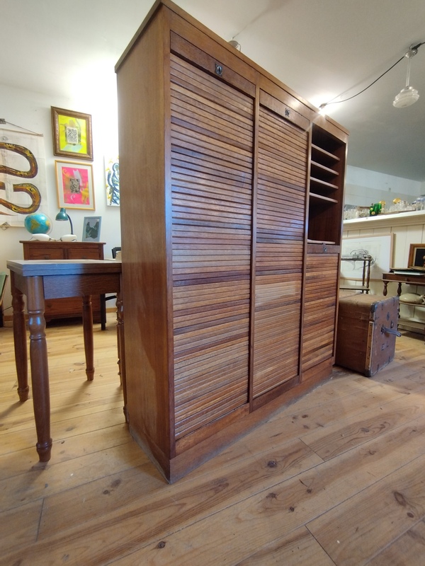 Three-curtain filing cabinet