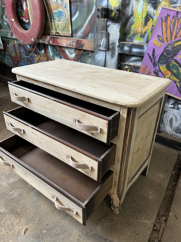 Three-drawer chest of drawers