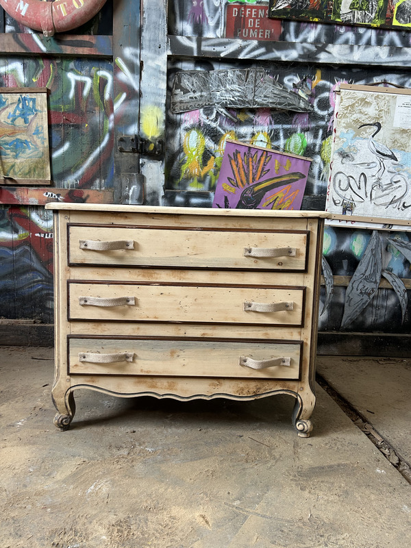 Three-drawer chest of drawers