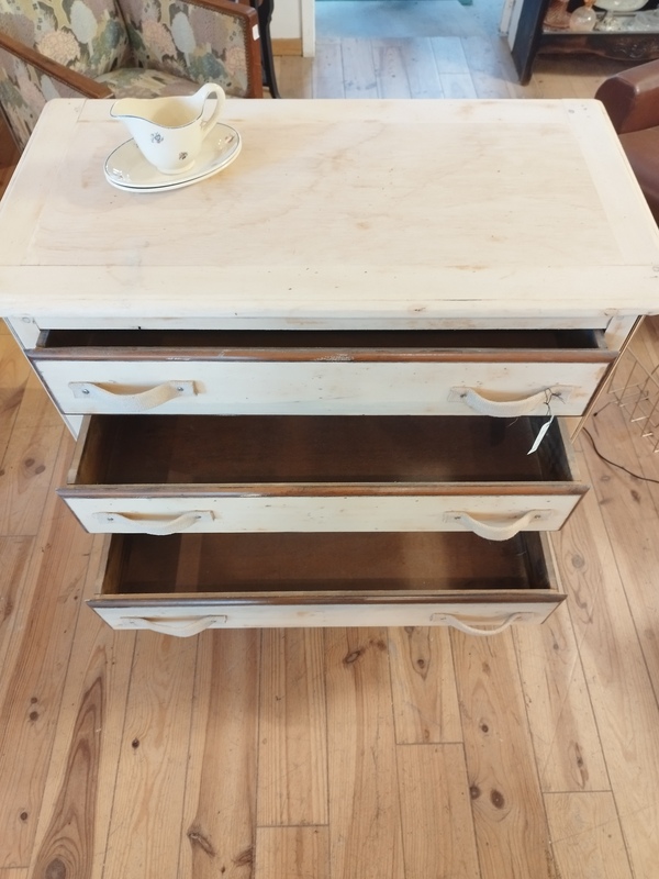 Three-drawer chest of drawers