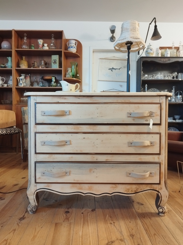 Three-drawer chest of drawers