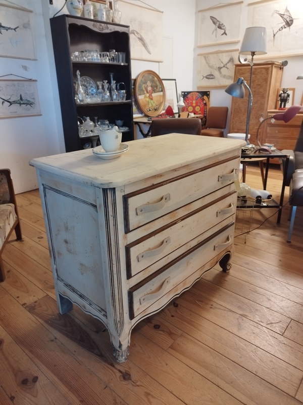 Three-drawer chest of drawers