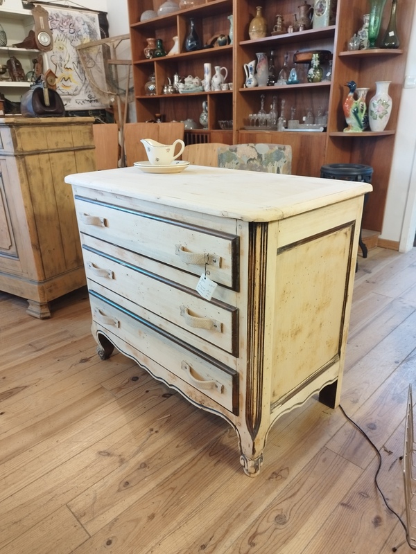 Three-drawer chest of drawers