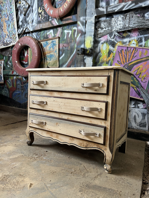 Three-drawer chest of drawers