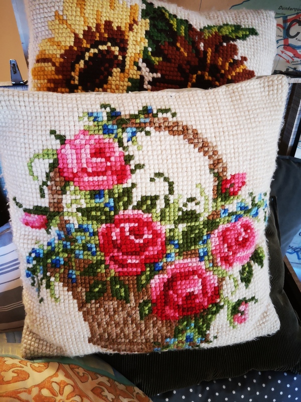 Vintage crochet cushions price per lot