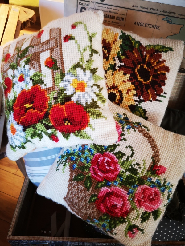 Vintage crochet cushions price per lot