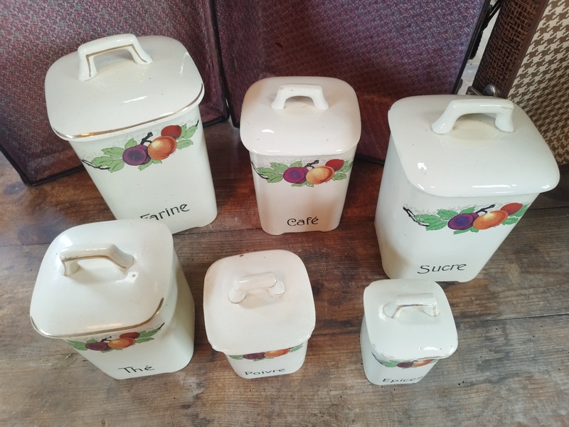 Spice jar set with gold edging