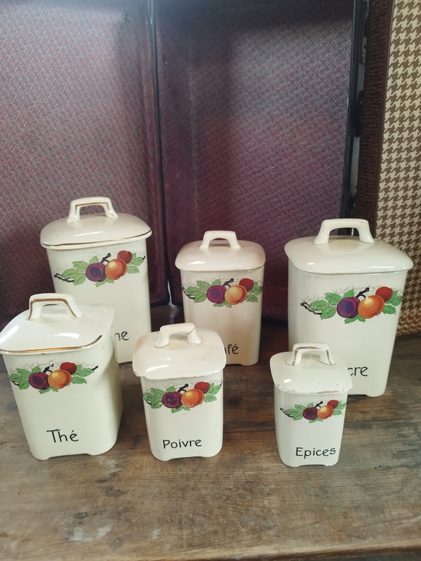 Spice jar set with gold edging