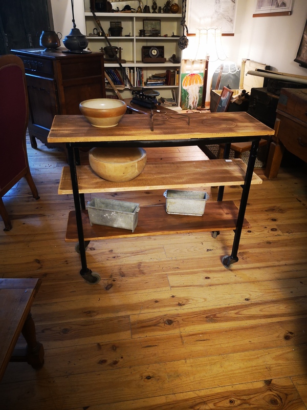 Shelf on wheels 100% upcycling