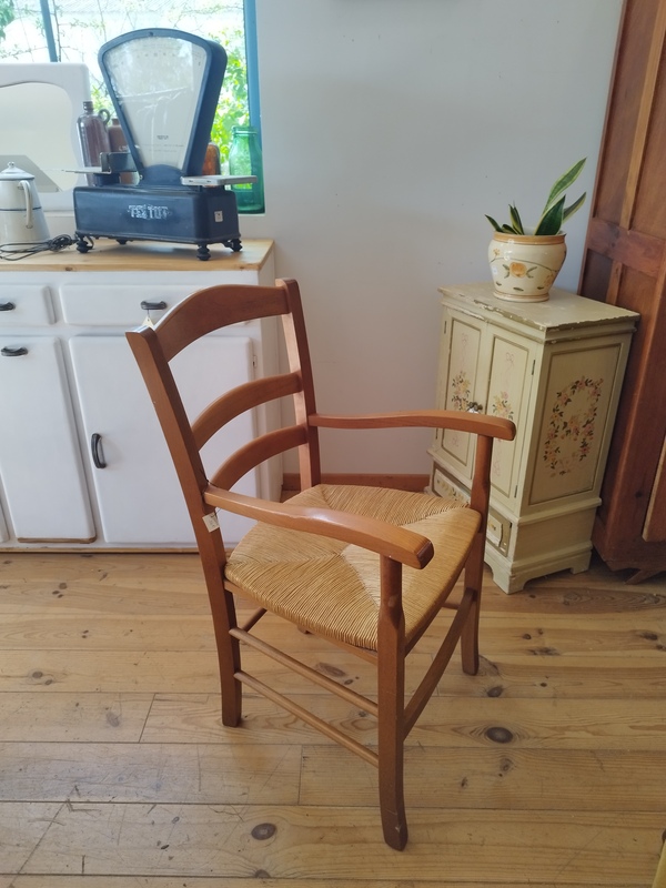 Armchair made of wood and straw