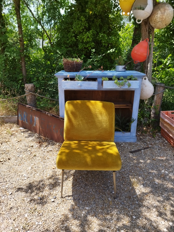 Pelfran Kiss armchair