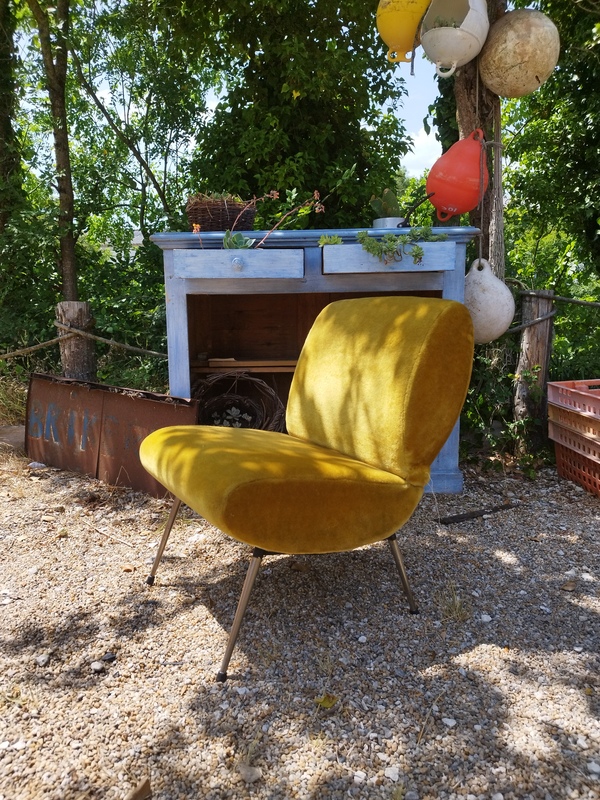 Pelfran Kiss armchair