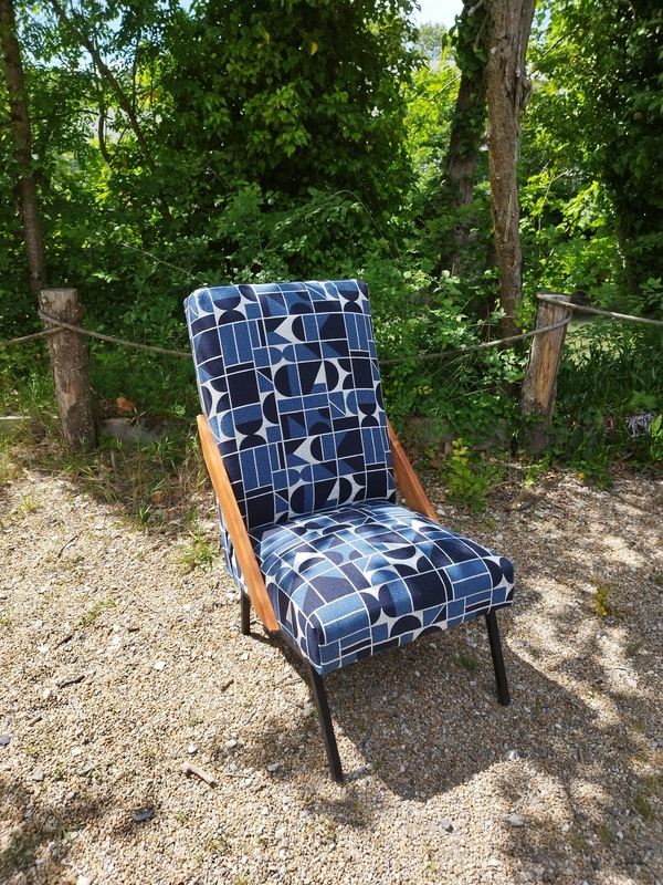 Refurbished leatherette armchair