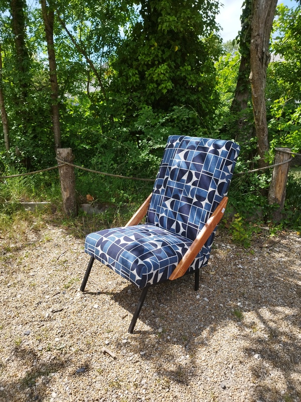 Refurbished leatherette armchair