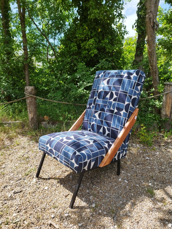 Refurbished leatherette armchair