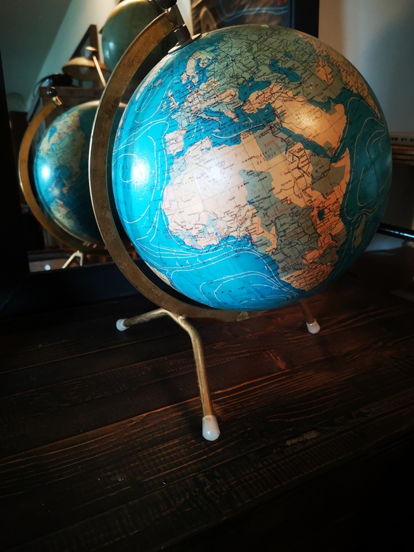 Globe Taride in sheet metal