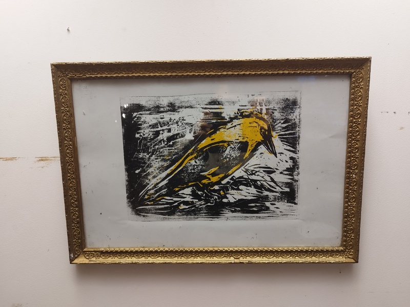 Oriole engraving old golden frame
