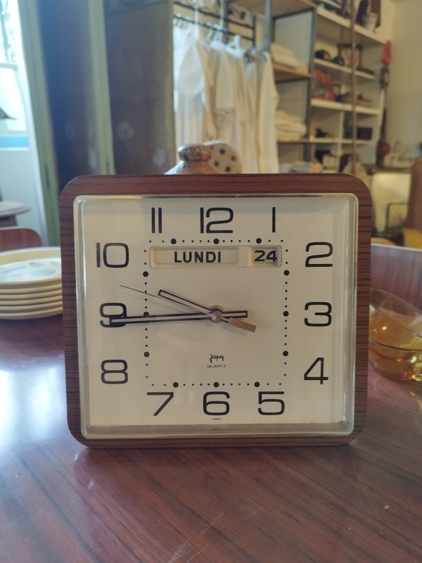 Jaz wall clock with perpetual calendar