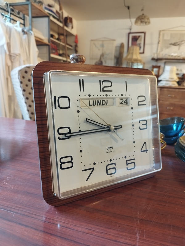 Jaz wall clock with perpetual calendar