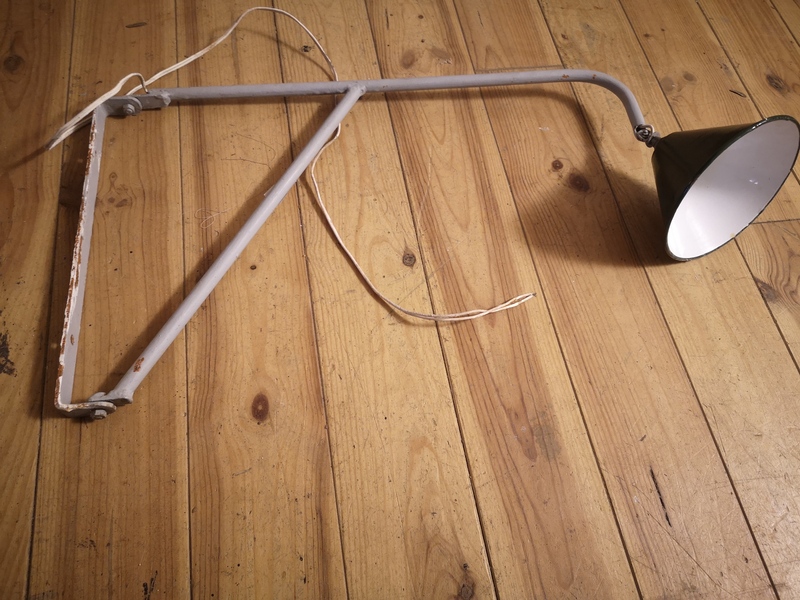 Workshop lamp on stem