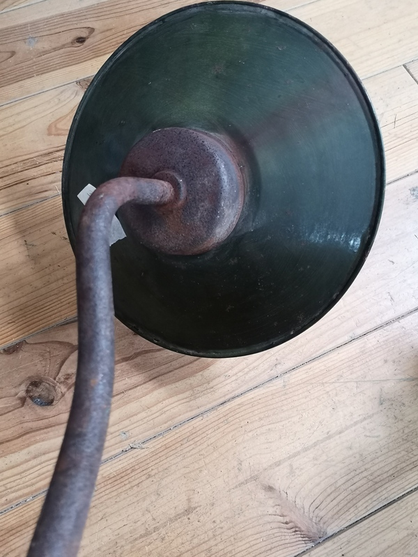 Gooseneck court lamp