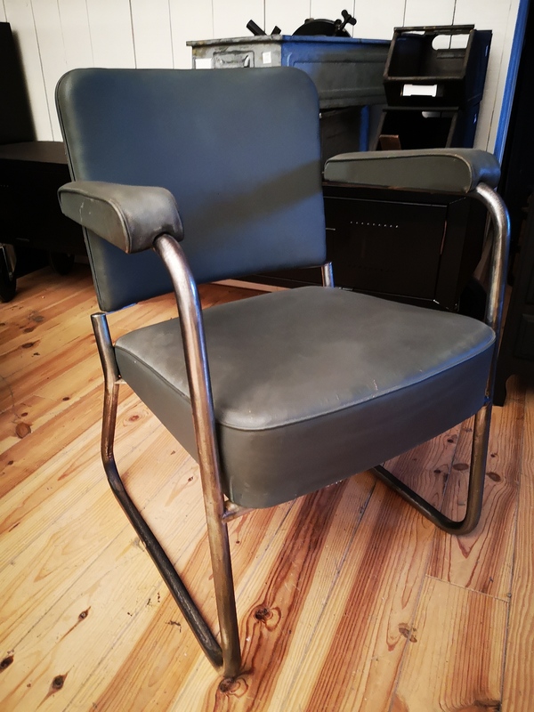 Create an office space in a small space.