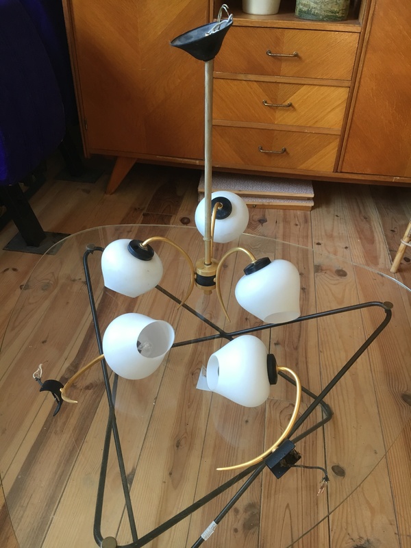 Lot of two sconces and a chandelier