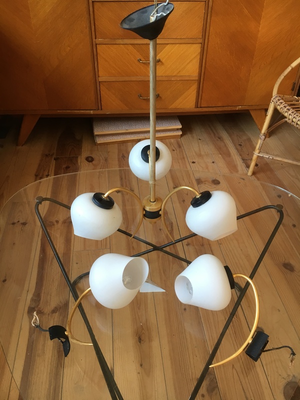 Lot of two sconces and a chandelier