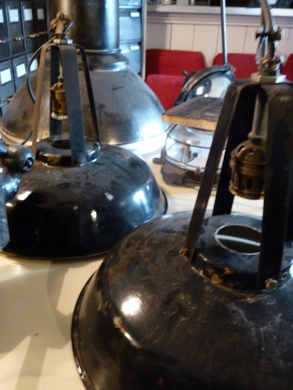 Lot of two enamelled suspensions