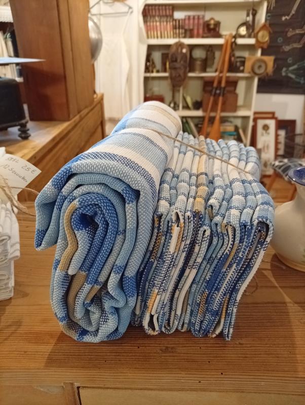 Set of embroidered napkins and tablecloth